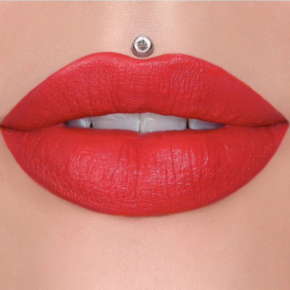 🪷 NIB Jeffree Star Velvet Trap Lipstick “Cherry Soda”